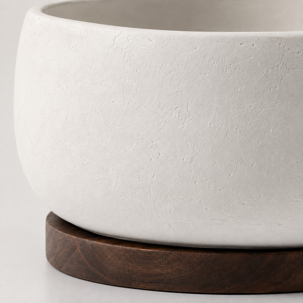 Cachepot Valmont em Cerâmica Texturizada com Base em Nogueira