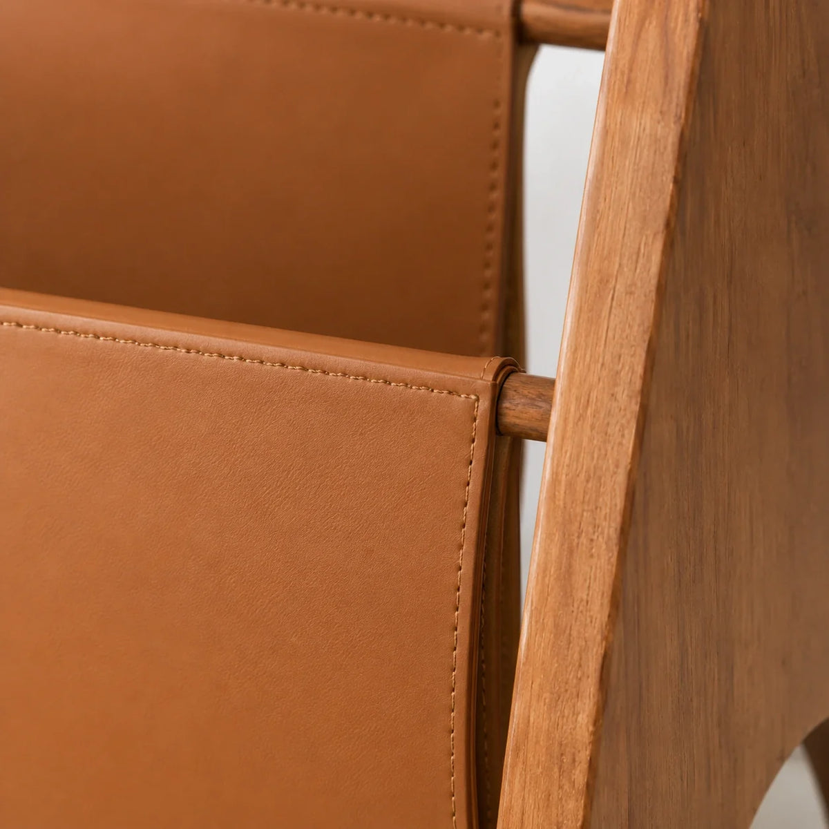 Porta-Revistas Maíra em Couro Caramelo e Madeira Freijó