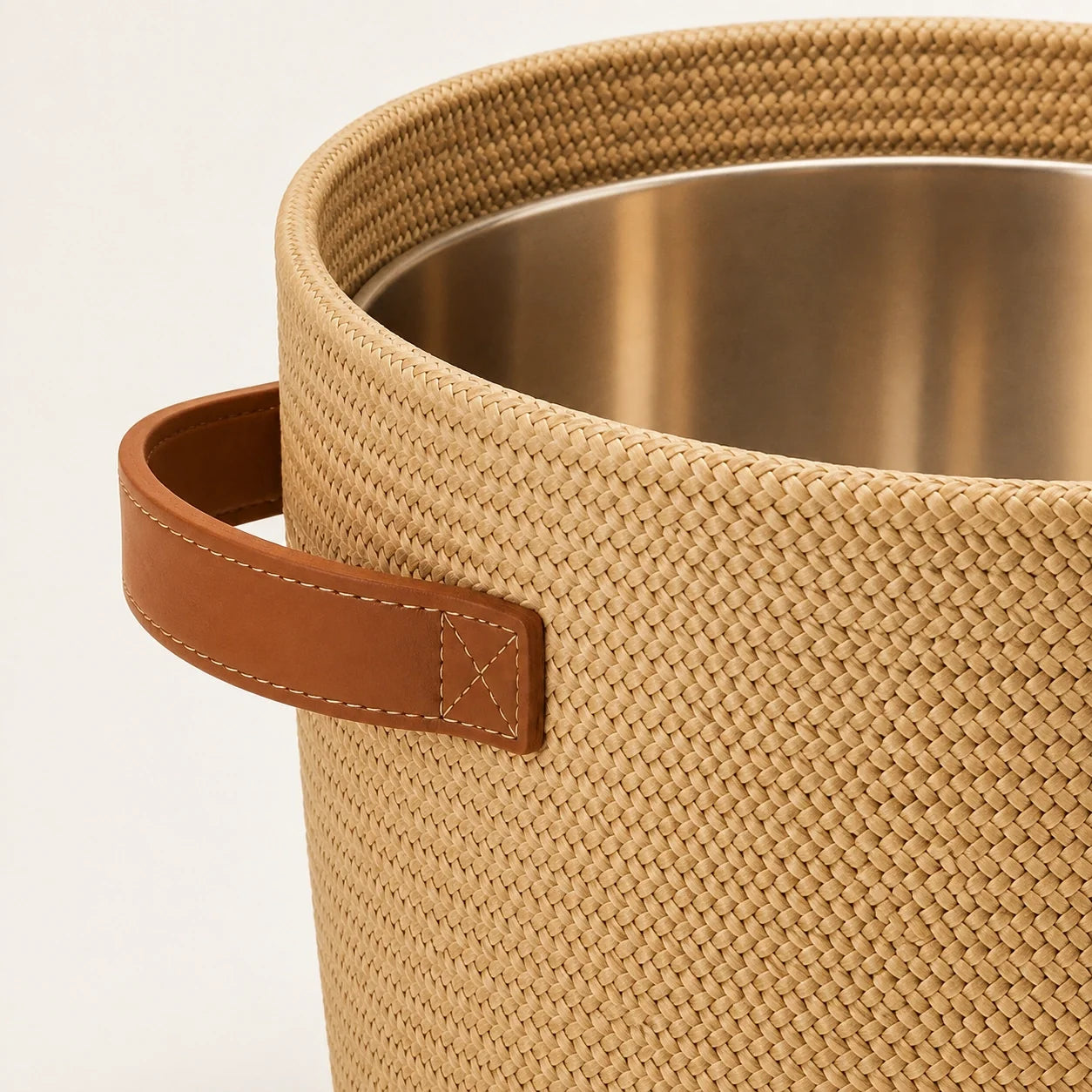 Cachepot Iara em Fibra Natural e Couro Caramelo