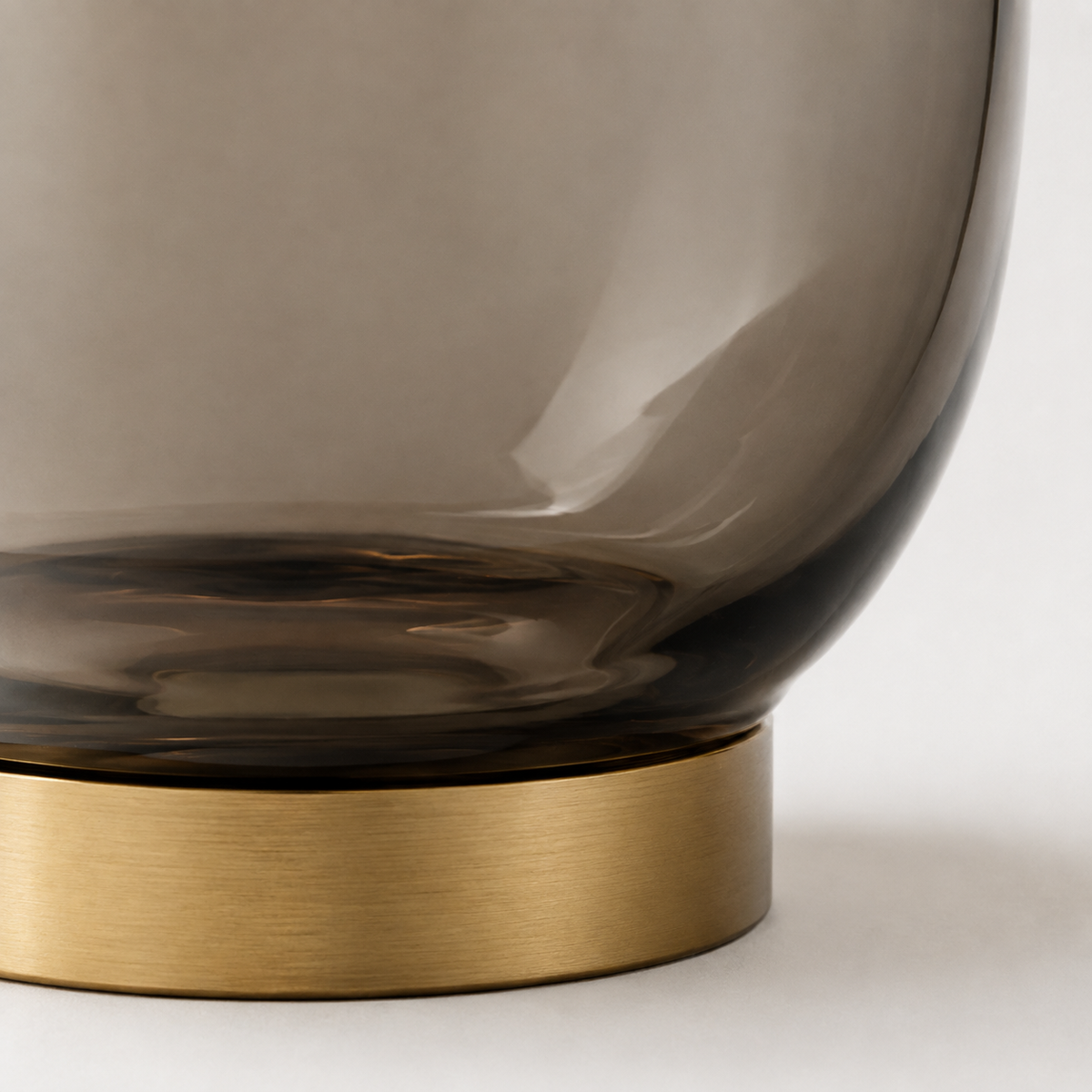 Vaso Sienne em Vidro Fumê com Base em Latão