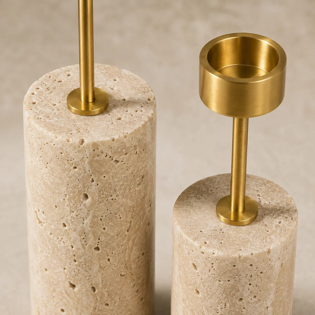 Conjunto de Castiçais Élodie em Travertino e Metal Dourado