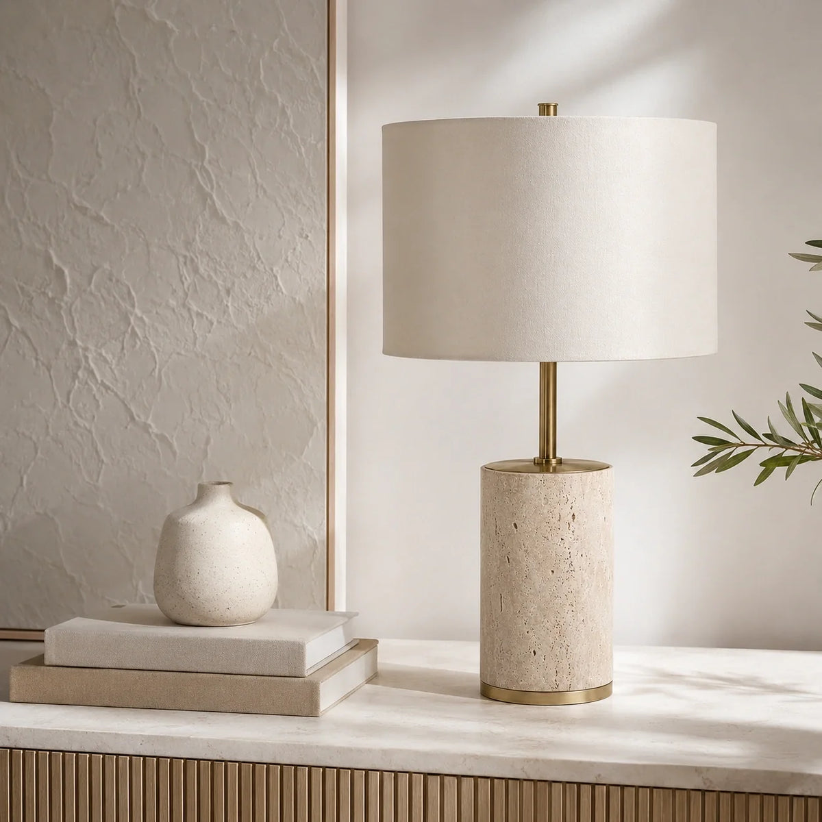 Luminária de Mesa Élin em Travertino e Linho