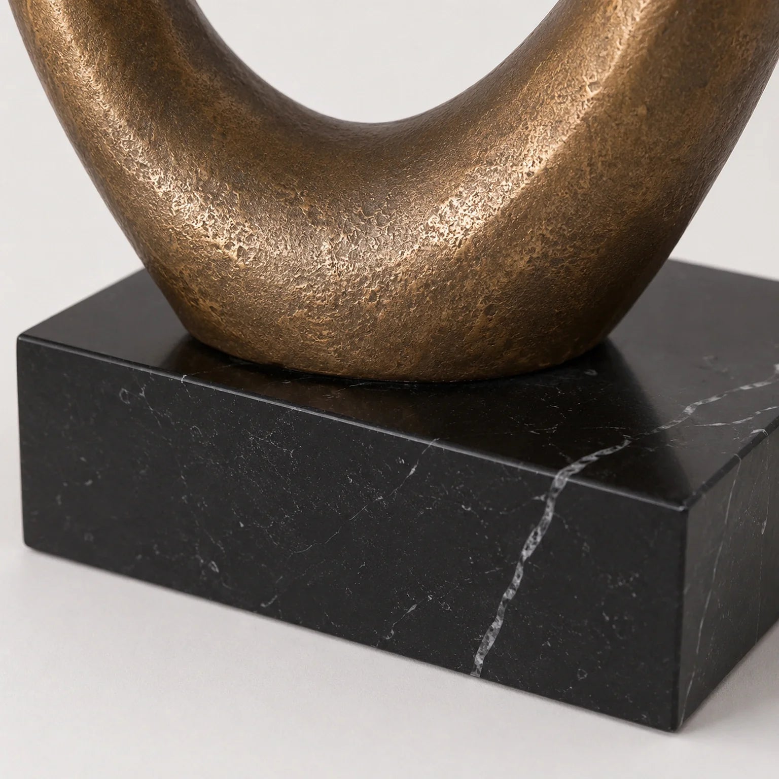Escultura Nara em Alumínio Fundido e Mármore Preto
