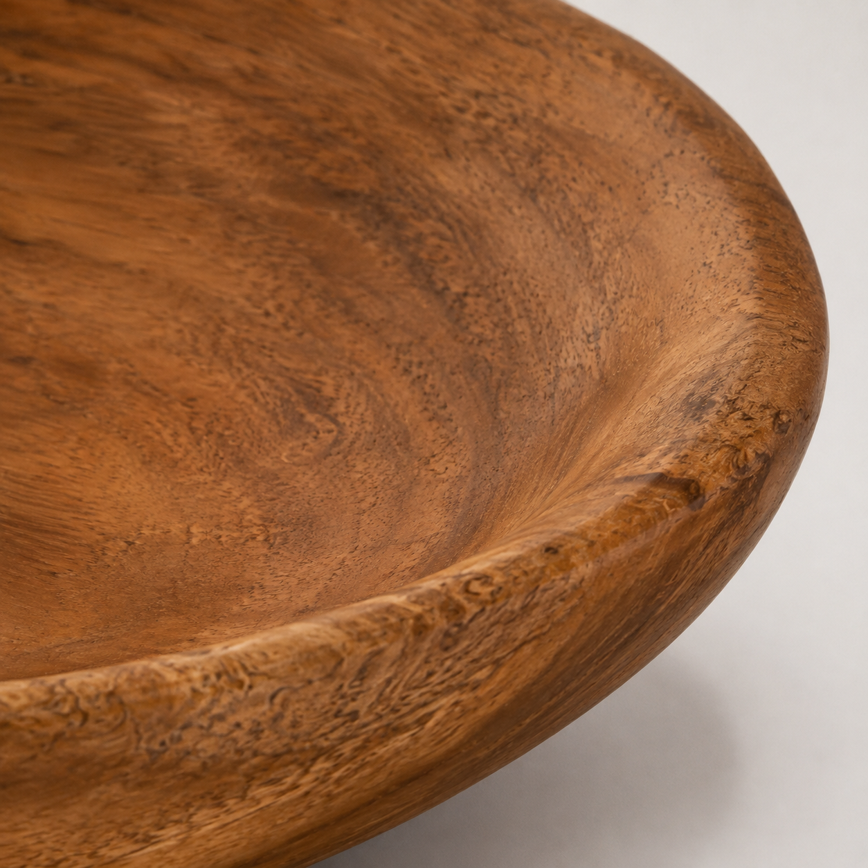 Bowl Decorativo Aruã em Madeira Natural e Latão Escovado