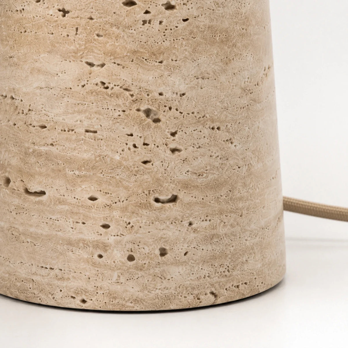 Luminária de Mesa Cala em Travertino Natural e Vidro Opalino