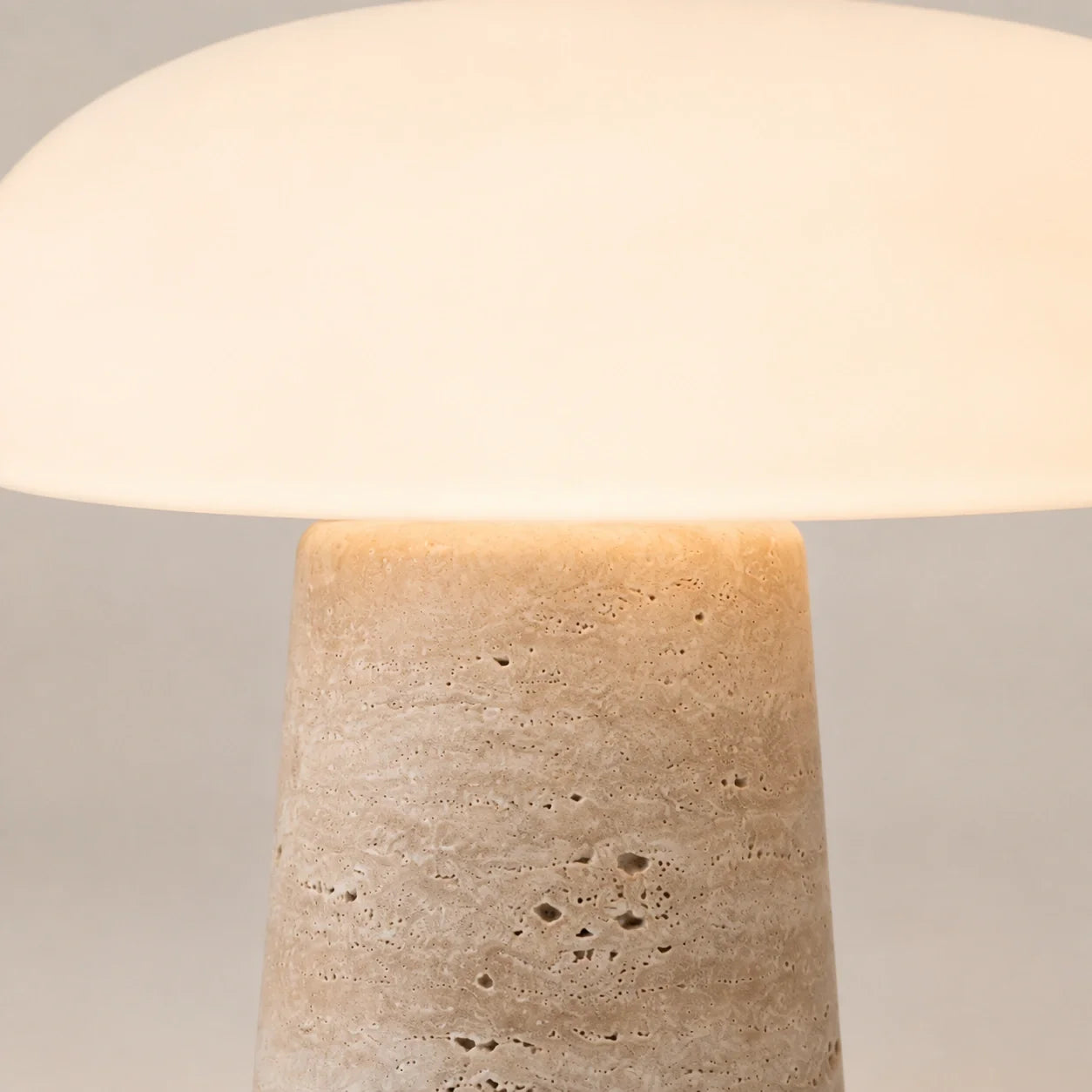 Luminária de Mesa Cala em Travertino Natural e Vidro Opalino