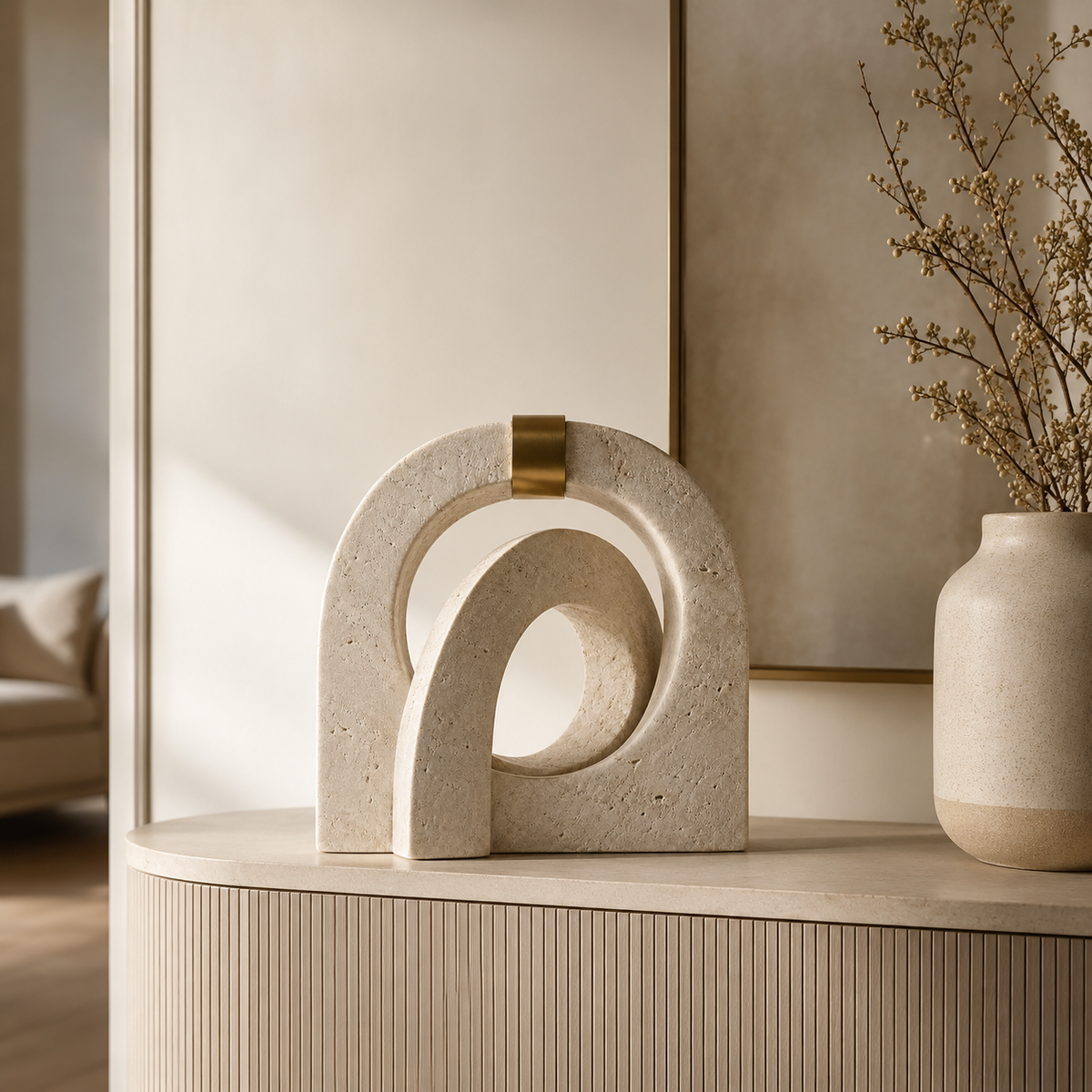 Escultura Aurèle em Travertino com Detalhe em Latão