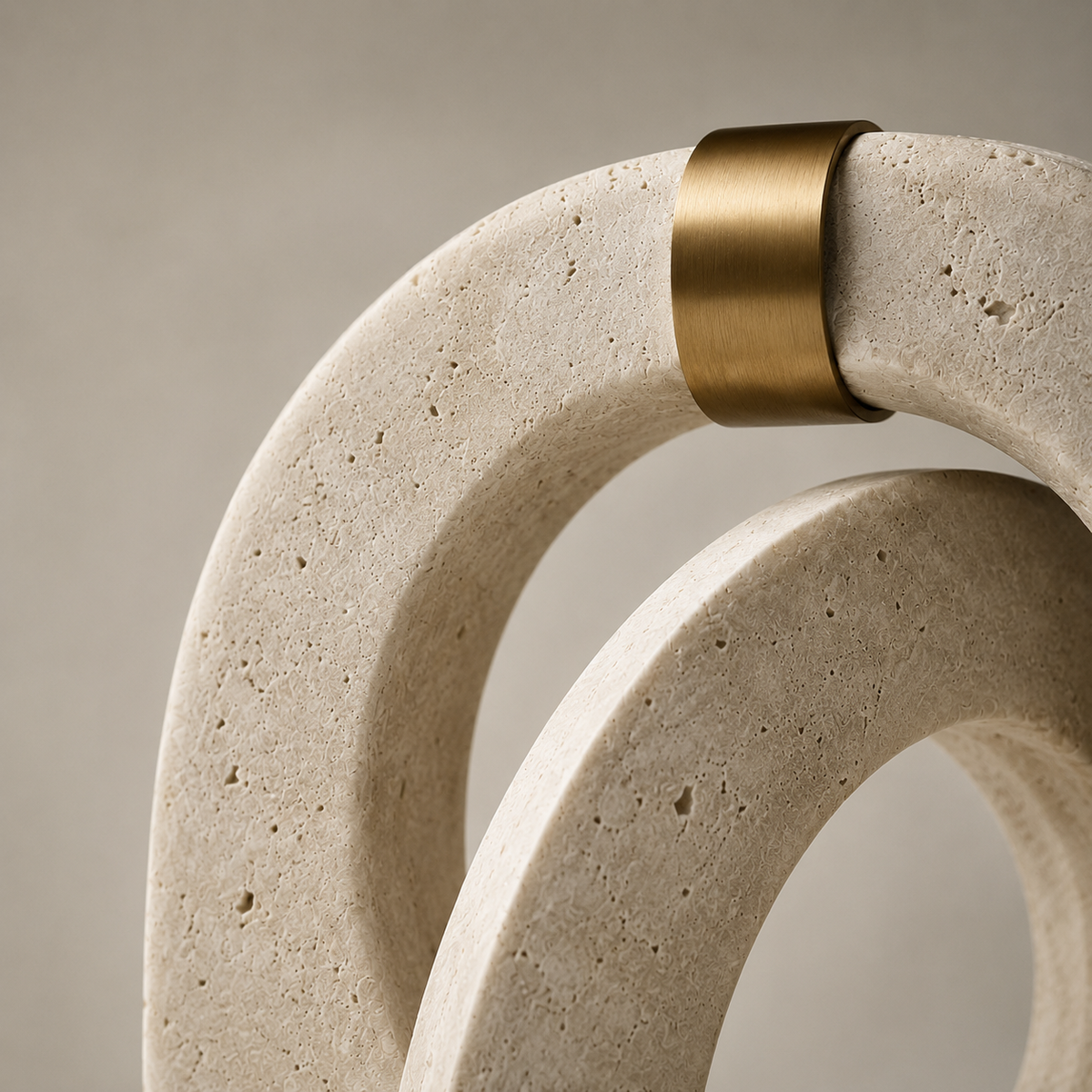Escultura Aurèle em Travertino com Detalhe em Latão
