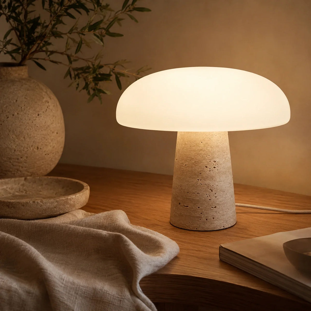 Luminária de Mesa Cala em Travertino Natural e Vidro Opalino