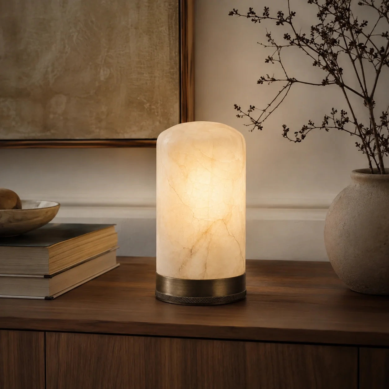 Luminária Portátil Éloise em Alabastro Natural e Latão