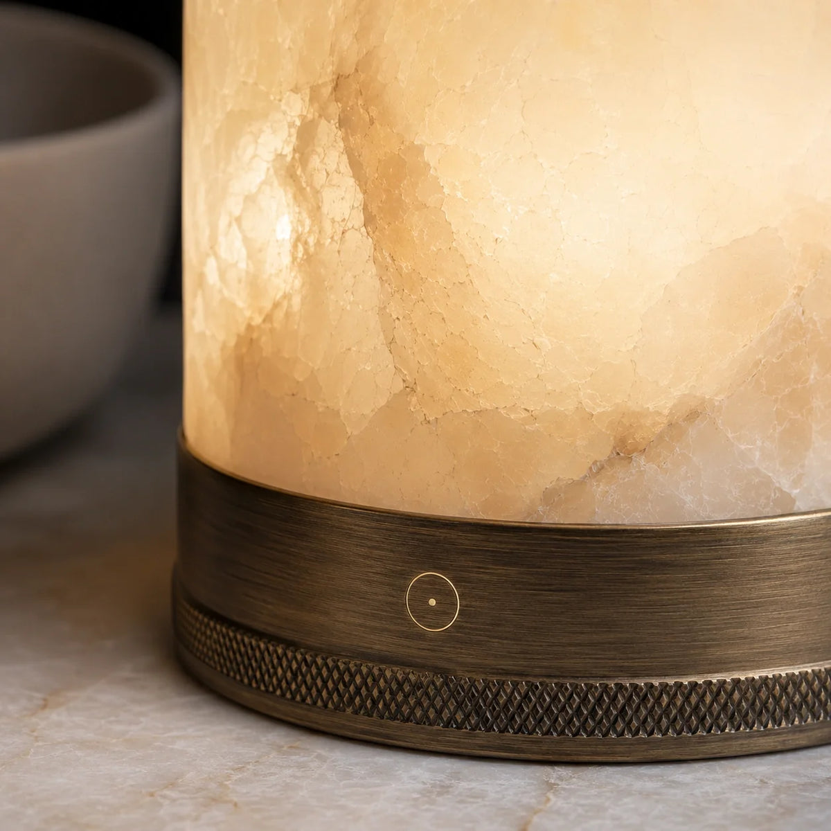 Luminária Portátil Éloise em Alabastro Natural e Latão