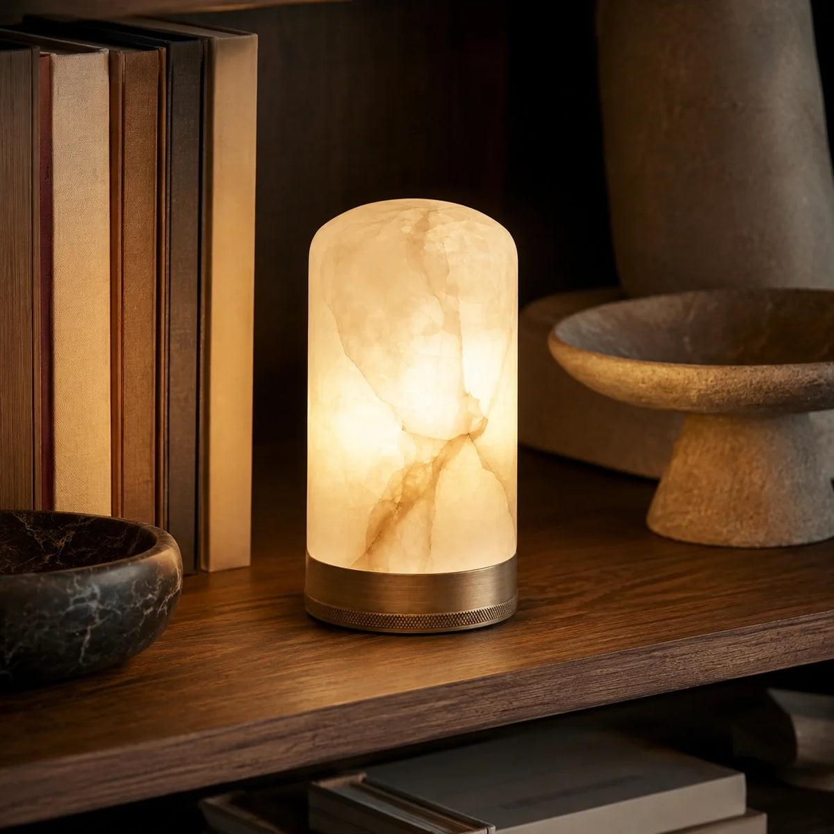Luminária Portátil Éloise em Alabastro Natural e Latão