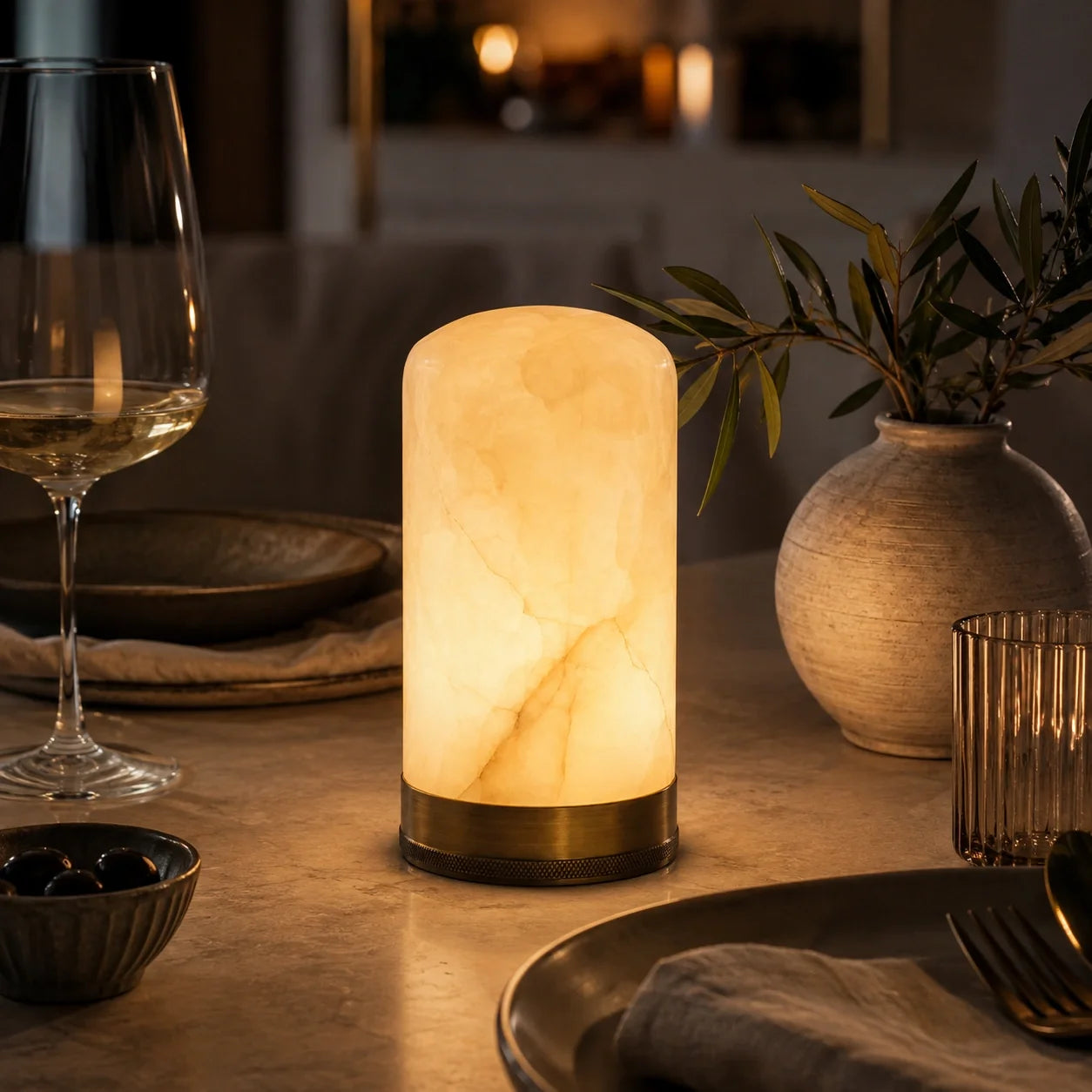 Luminária Portátil Éloise em Alabastro Natural e Latão
